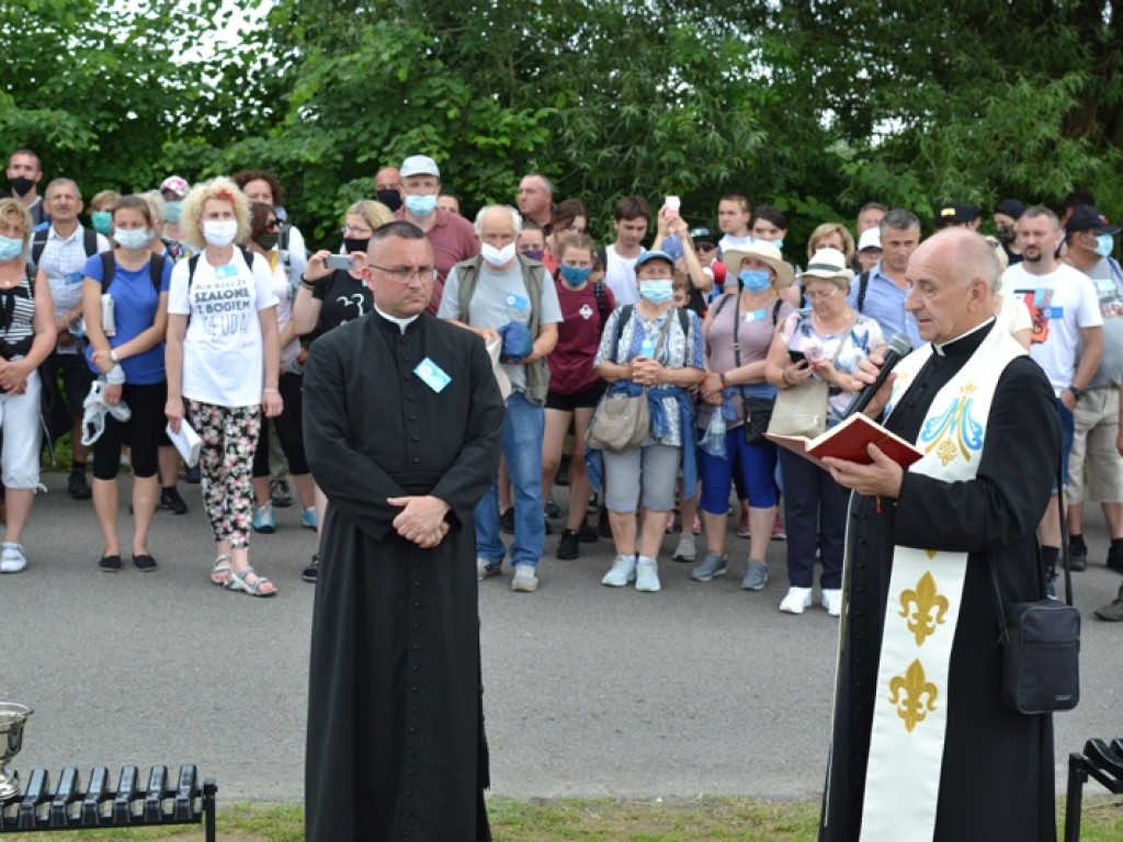 Ponad pół tysiąca pielgrzymów ze Staszowa dotarło do Sulisławic (dużo zdjęć)