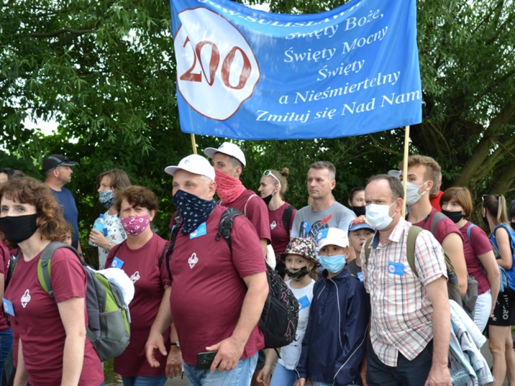 Ponad pół tysiąca pielgrzymów ze Staszowa dotarło do Sulisławic (dużo zdjęć)
