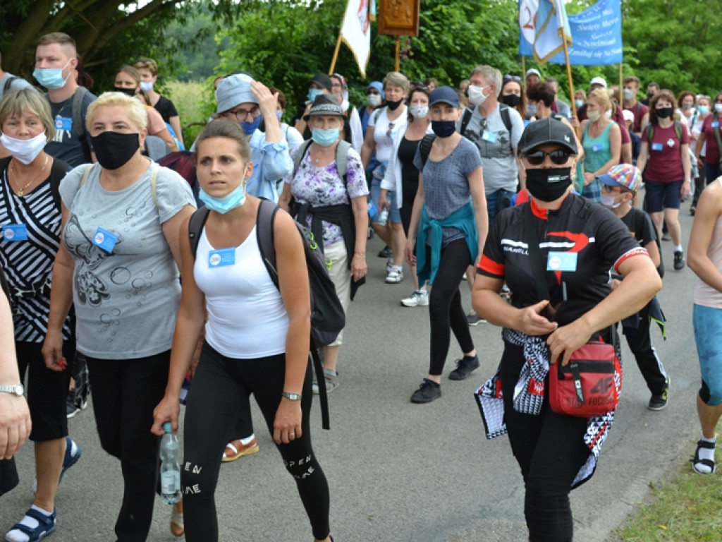 Ponad pół tysiąca pielgrzymów ze Staszowa dotarło do Sulisławic (dużo zdjęć)