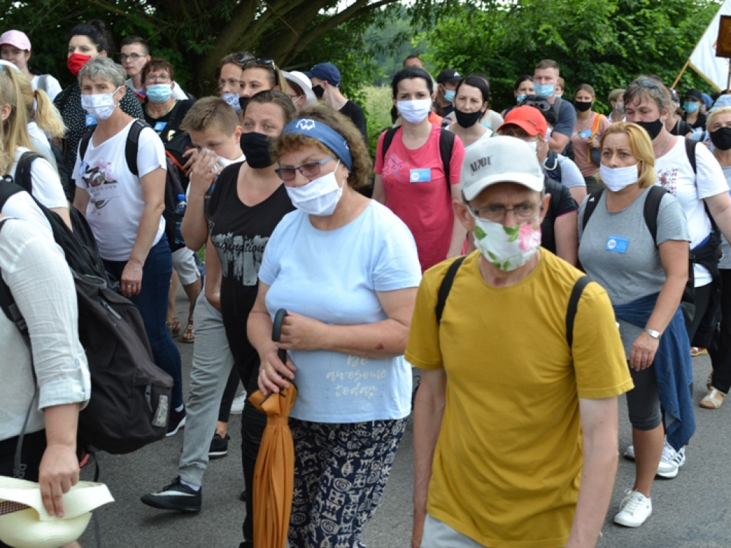 Ponad pół tysiąca pielgrzymów ze Staszowa dotarło do Sulisławic (dużo zdjęć)