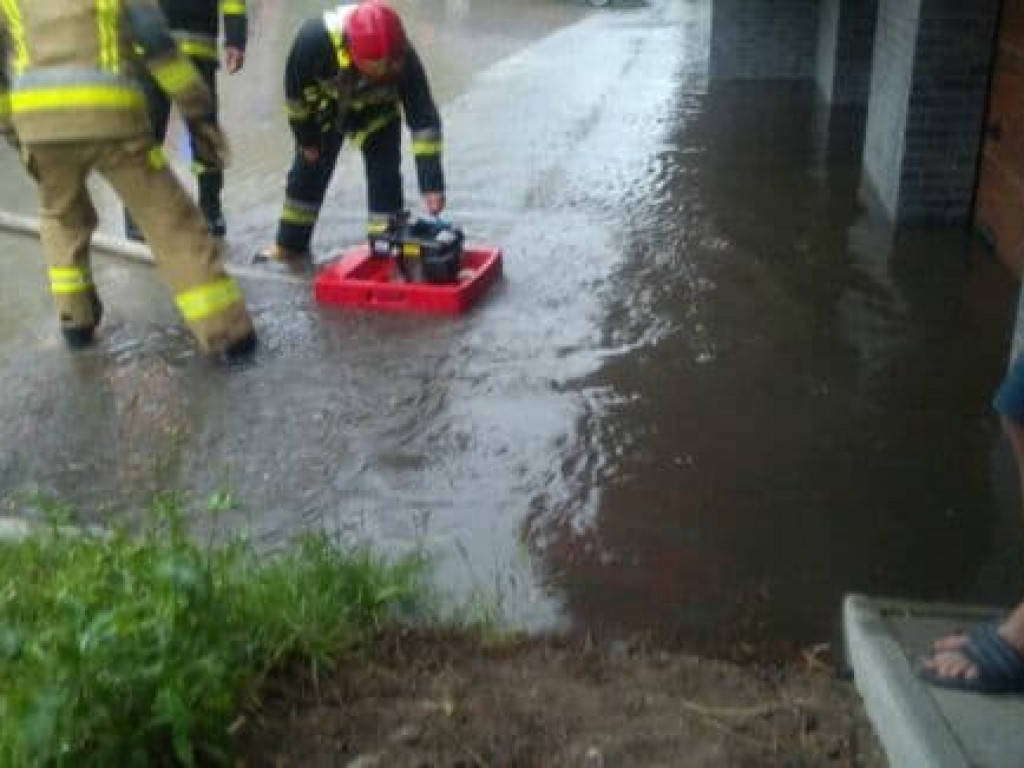 Tarnobrzeg po ulewie. Zalane ulice, garaże i piwnice [zdjęcia]
