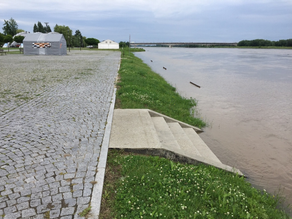 Wisła przybiera. W Sandomierzu osiągnęła już  stan ostrzegawczy