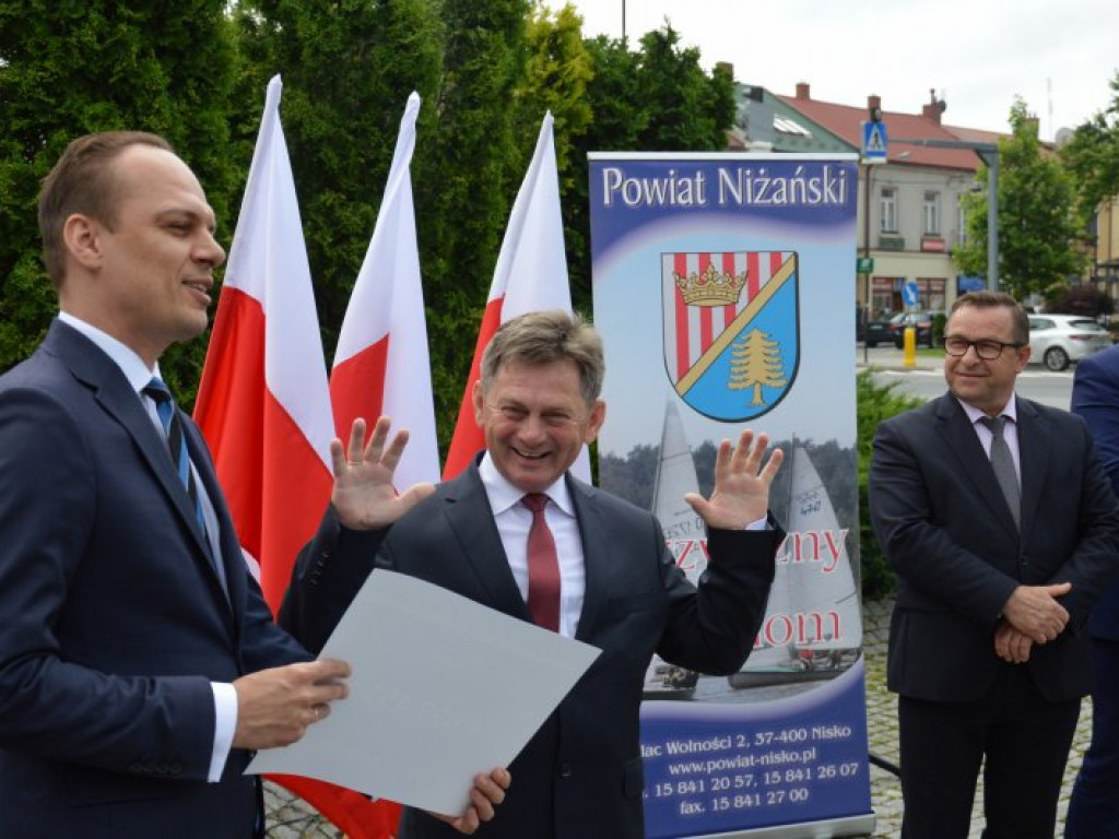 Rafał Weber wręczył promesy włodarzom z terenów powiatu niżańskiego [zdjęcia]