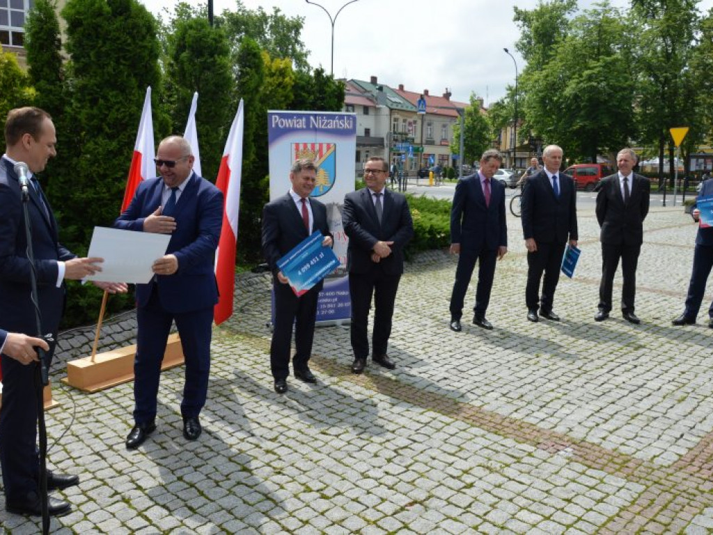 Rafał Weber wręczył promesy włodarzom z terenów powiatu niżańskiego [zdjęcia]