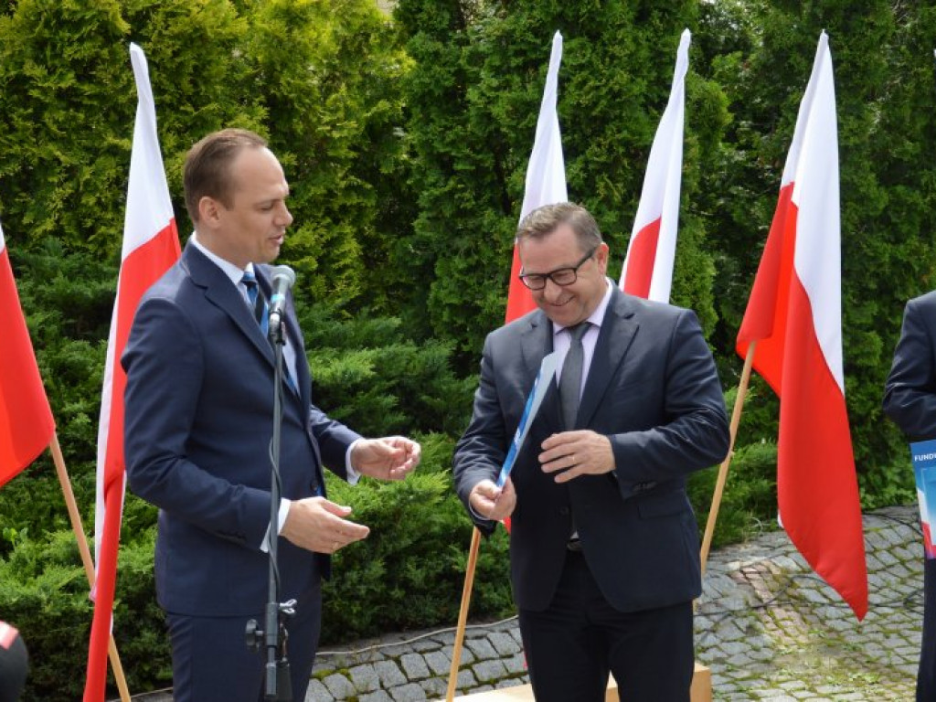 Rafał Weber wręczył promesy włodarzom z terenów powiatu niżańskiego [zdjęcia]