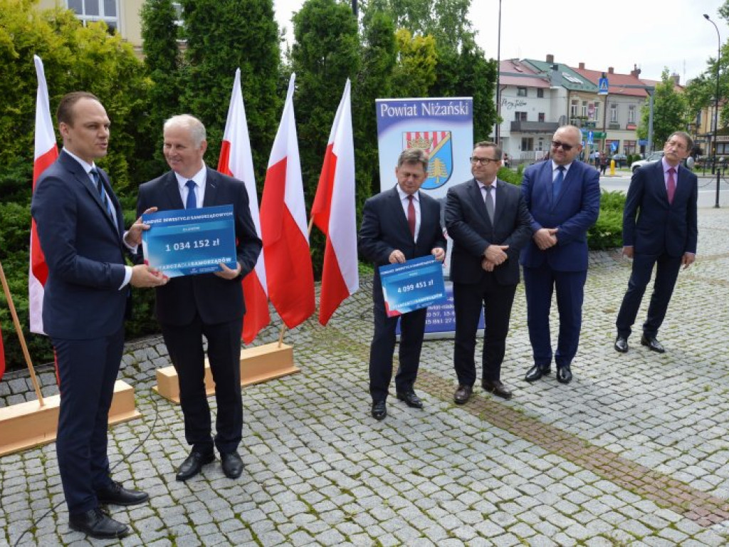 Rafał Weber wręczył promesy włodarzom z terenów powiatu niżańskiego [zdjęcia]