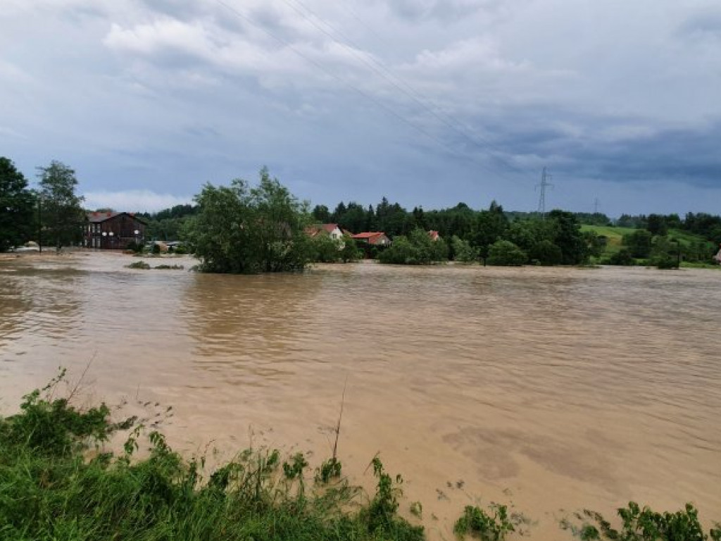 Powódź na Podkarpaciu. Zalane domy, pola i drogi [zdjęcia][wideo]