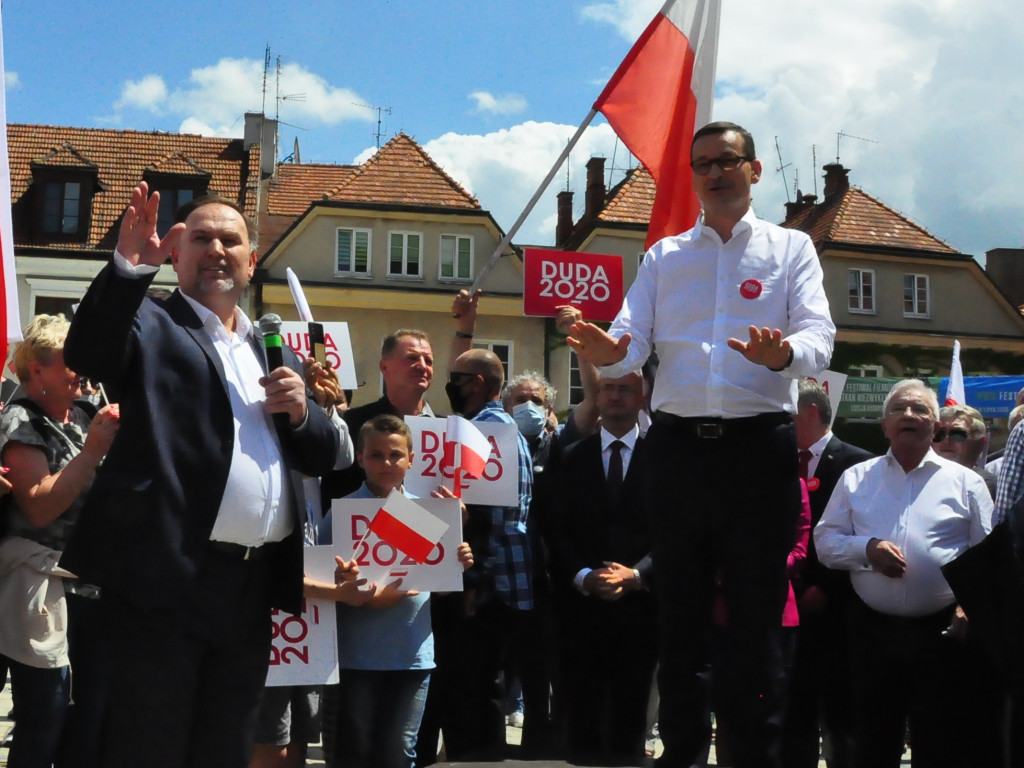Premier Mateusz Morawiecki w Sandomierzu. Atakował Rafała Trzaskowskiego, przywoływał Wincentego Kadłubka, Karola Bieleckiego i ojca Mateusza [zdjęcia]