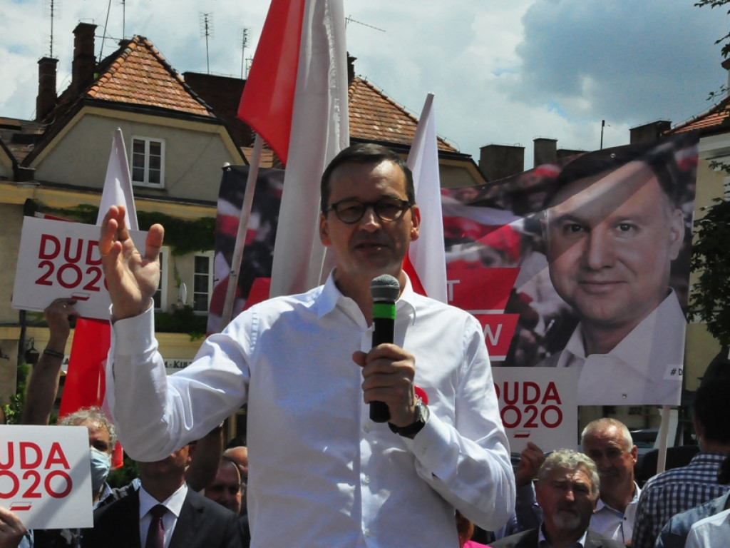 Premier Mateusz Morawiecki w Sandomierzu. Atakował Rafała Trzaskowskiego, przywoływał Wincentego Kadłubka, Karola Bieleckiego i ojca Mateusza [zdjęcia]