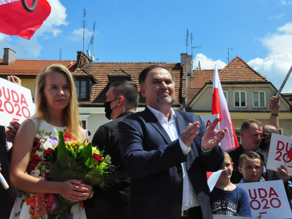 Premier Mateusz Morawiecki w Sandomierzu. Atakował Rafała Trzaskowskiego, przywoływał Wincentego Kadłubka, Karola Bieleckiego i ojca Mateusza [zdjęcia]