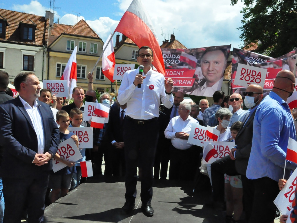Premier Mateusz Morawiecki w Sandomierzu. Atakował Rafała Trzaskowskiego, przywoływał Wincentego Kadłubka, Karola Bieleckiego i ojca Mateusza [zdjęcia]