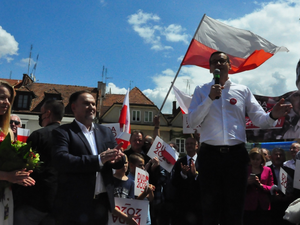 Premier Mateusz Morawiecki w Sandomierzu. Atakował Rafała Trzaskowskiego, przywoływał Wincentego Kadłubka, Karola Bieleckiego i ojca Mateusza [zdjęcia]