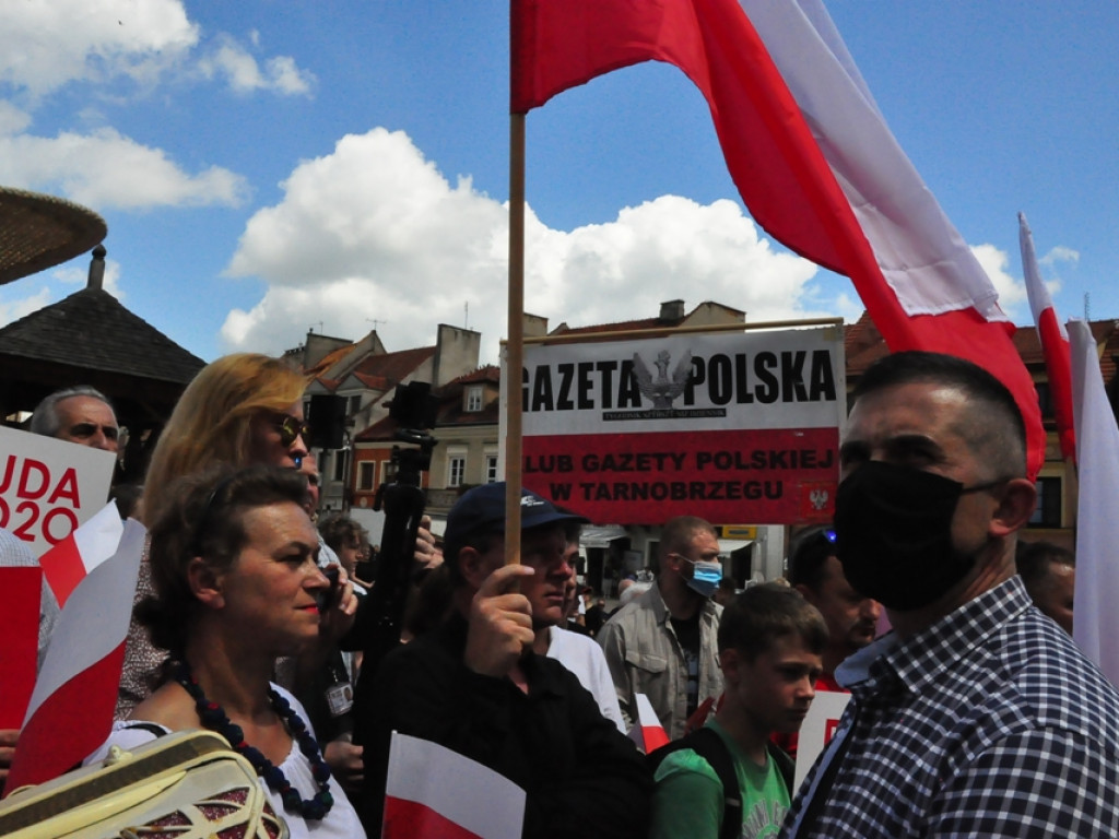 Premier Mateusz Morawiecki w Sandomierzu. Atakował Rafała Trzaskowskiego, przywoływał Wincentego Kadłubka, Karola Bieleckiego i ojca Mateusza [zdjęcia]