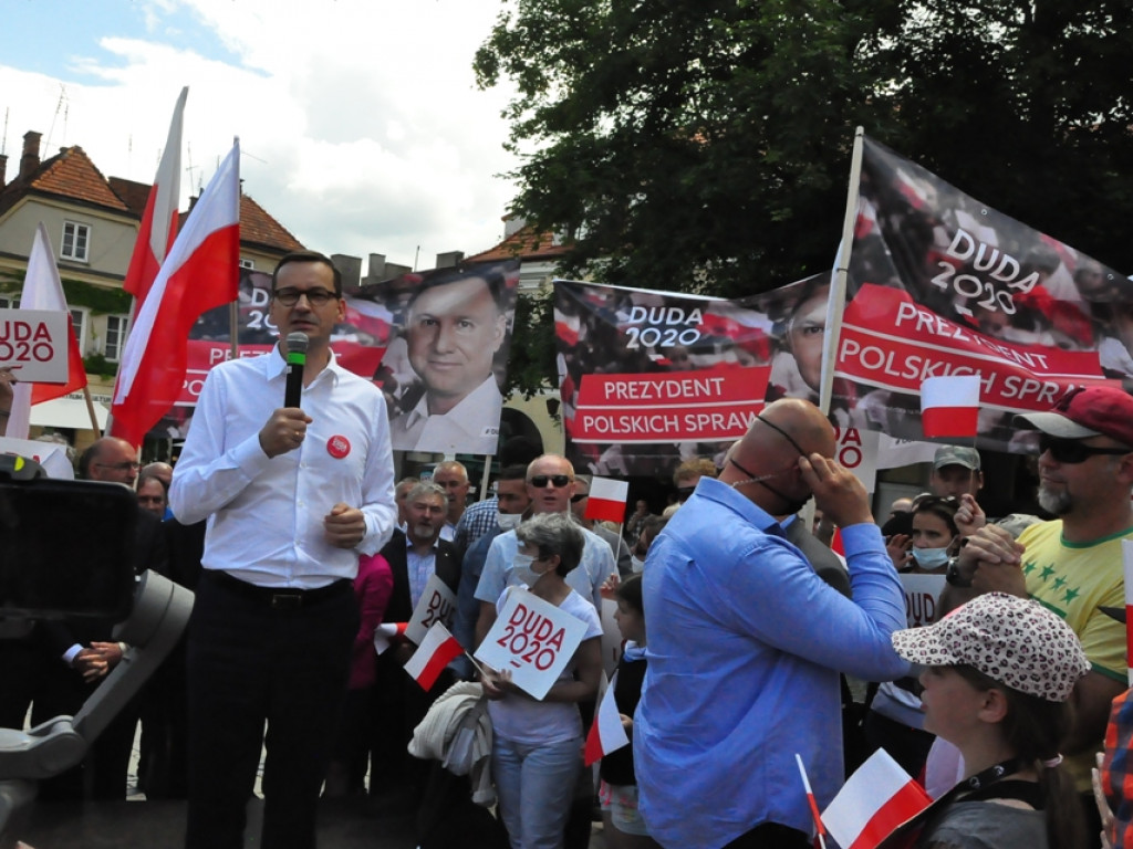 Premier Mateusz Morawiecki w Sandomierzu. Atakował Rafała Trzaskowskiego, przywoływał Wincentego Kadłubka, Karola Bieleckiego i ojca Mateusza [zdjęcia]