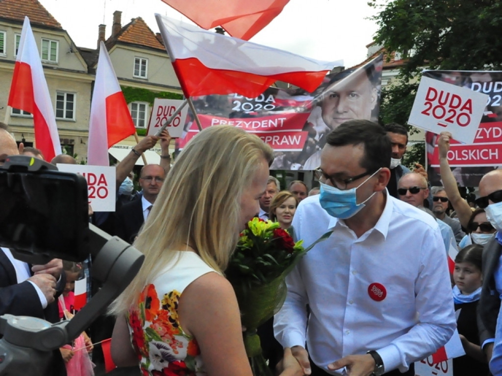 Premier Mateusz Morawiecki w Sandomierzu. Atakował Rafała Trzaskowskiego, przywoływał Wincentego Kadłubka, Karola Bieleckiego i ojca Mateusza [zdjęcia]
