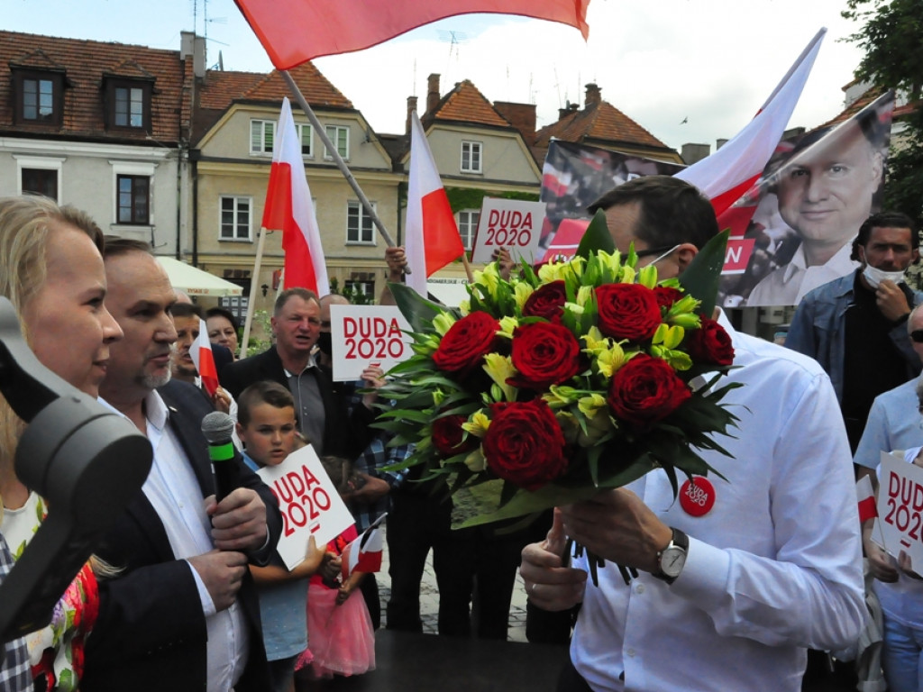 Premier Mateusz Morawiecki w Sandomierzu. Atakował Rafała Trzaskowskiego, przywoływał Wincentego Kadłubka, Karola Bieleckiego i ojca Mateusza [zdjęcia]