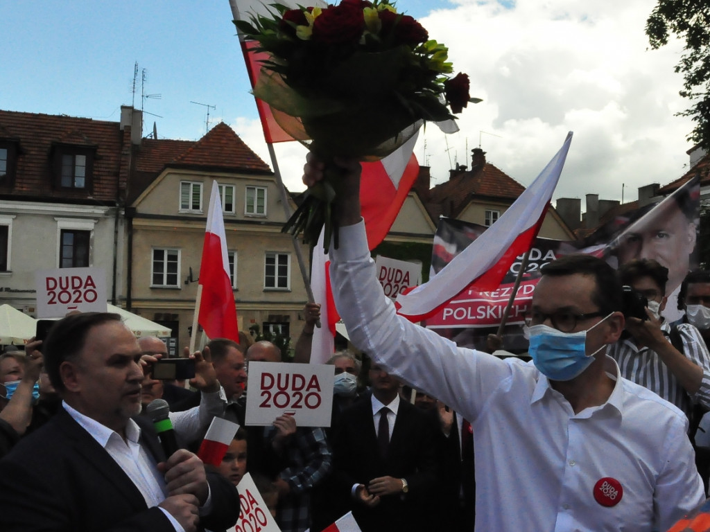 Premier Mateusz Morawiecki w Sandomierzu. Atakował Rafała Trzaskowskiego, przywoływał Wincentego Kadłubka, Karola Bieleckiego i ojca Mateusza [zdjęcia]