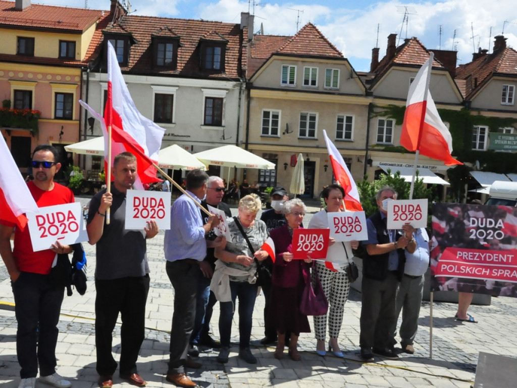 Premier Mateusz Morawiecki w Sandomierzu. Atakował Rafała Trzaskowskiego, przywoływał Wincentego Kadłubka, Karola Bieleckiego i ojca Mateusza [zdjęcia]