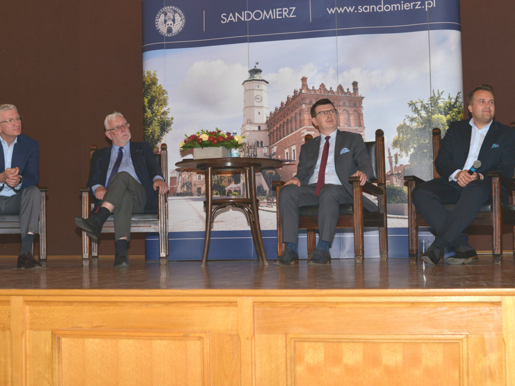 30 lat samorządności. Debata w Sandomierzu. Wśród uczestników profesor Jerzy Stępień i prezydent Poznania Jacek Jaśkowiak