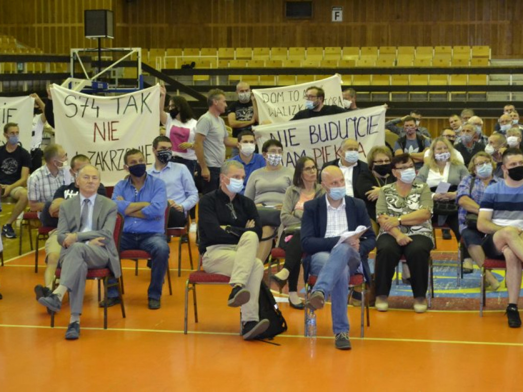 Olbrzymie emocje podczas spotkania w sprawie przebiegu drogi ekspresowej S 74 przez Tarnobrzeg  [zdjęcia]