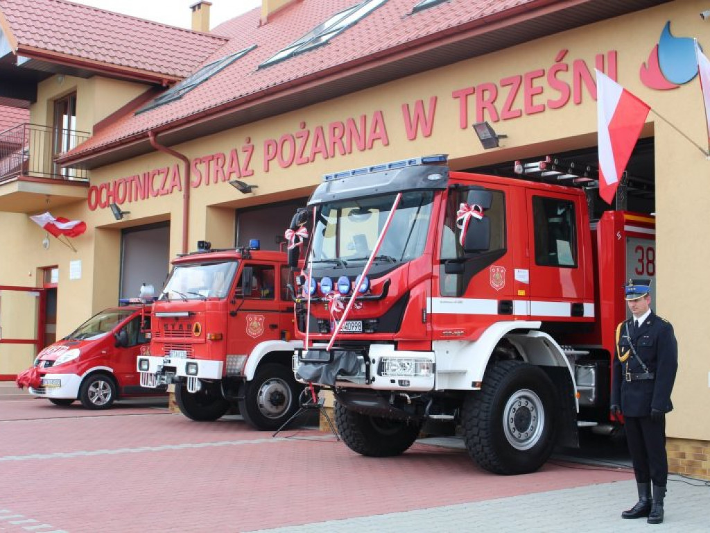 Nowy samochód dla OSP Trześń, odznaczeni strażacy