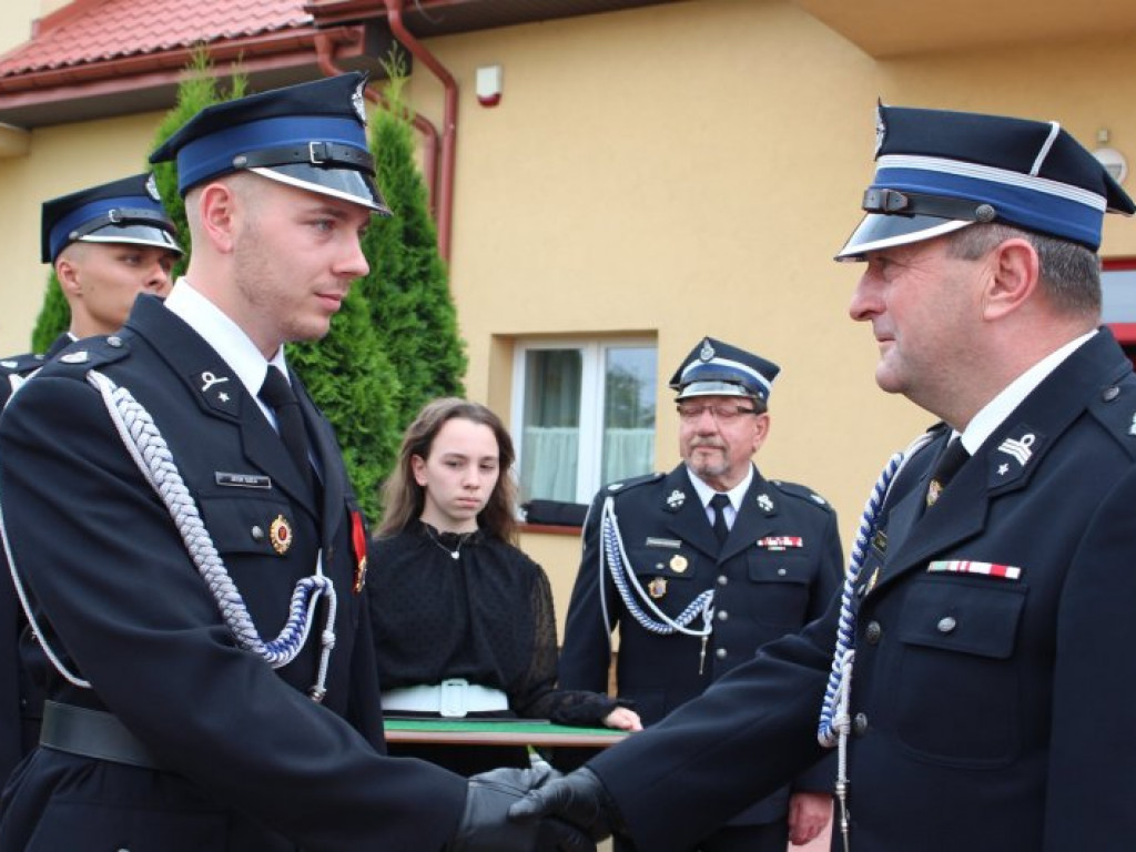 Nowy samochód dla OSP Trześń, odznaczeni strażacy