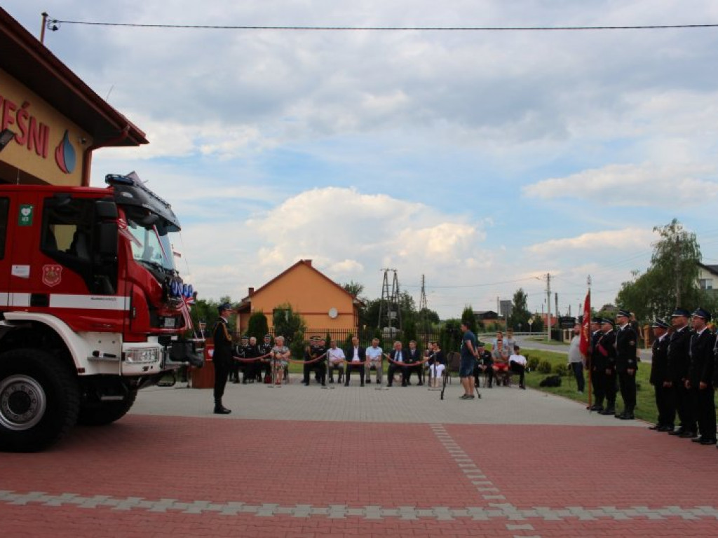 Nowy samochód dla OSP Trześń, odznaczeni strażacy