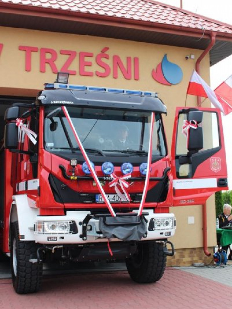 Nowy samochód dla OSP Trześń, odznaczeni strażacy