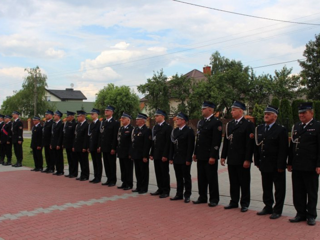 Nowy samochód dla OSP Trześń, odznaczeni strażacy