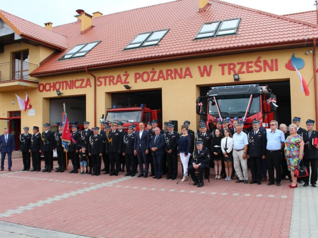 Nowy samochód dla OSP Trześń, odznaczeni strażacy