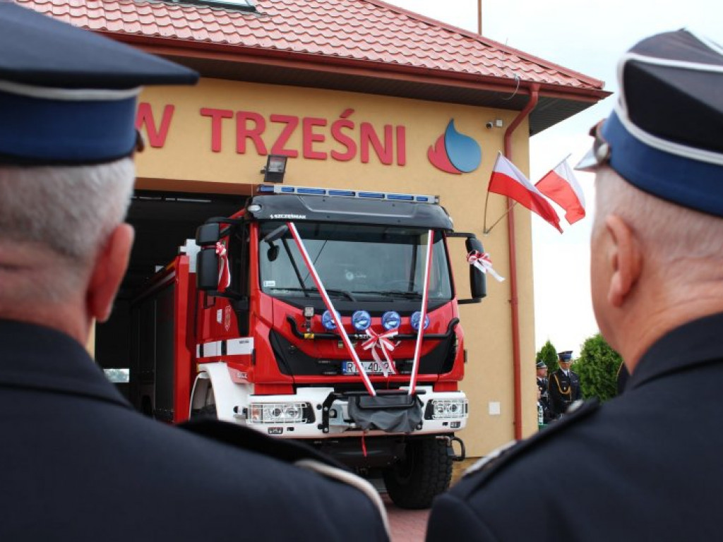 Nowy samochód dla OSP Trześń, odznaczeni strażacy
