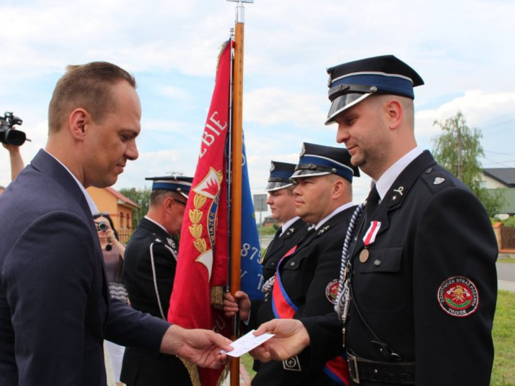 Nowy samochód dla OSP Trześń, odznaczeni strażacy