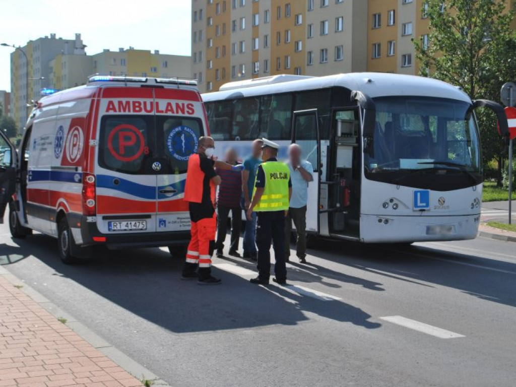 Tarnobrzeg. Zderzenie rowerzysty z pojazdem do nauki jazdy [zdjęcia]