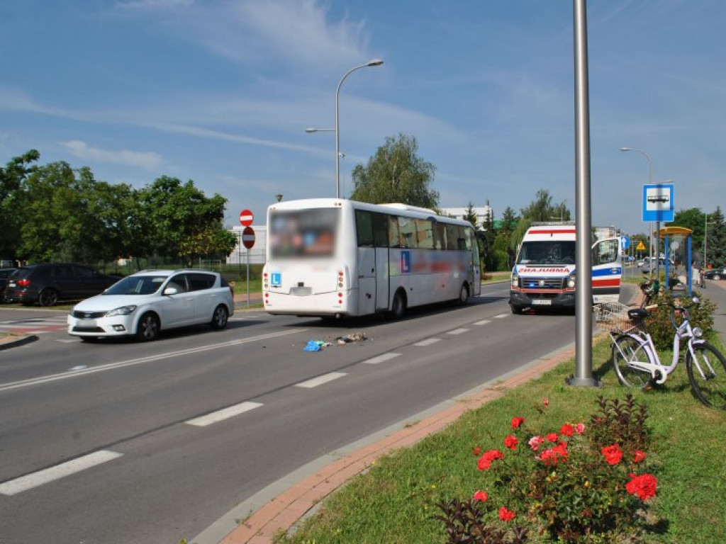 Tarnobrzeg. Zderzenie rowerzysty z pojazdem do nauki jazdy [zdjęcia]