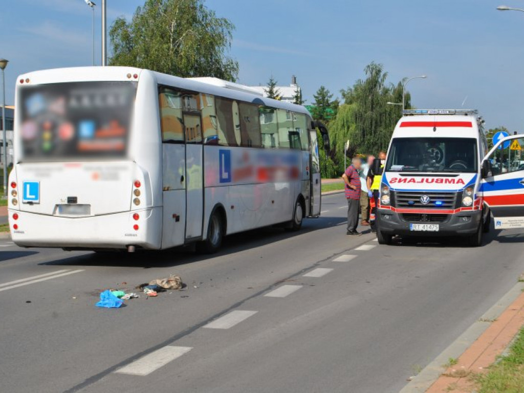 Tarnobrzeg. Zderzenie rowerzysty z pojazdem do nauki jazdy [zdjęcia]
