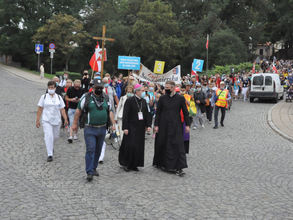 XXXVII Piesza Pielgrzymka Ziemi Sandomierskiej na Jasną Górę już w drodze. Jest inna niż dotychczasowe  [zdjęcia]