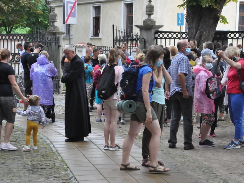 XXXVII Piesza Pielgrzymka Ziemi Sandomierskiej na Jasną Górę już w drodze. Jest inna niż dotychczasowe  [zdjęcia]