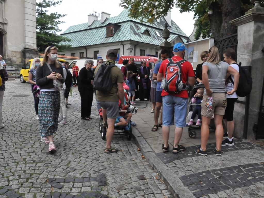 XXXVII Piesza Pielgrzymka Ziemi Sandomierskiej na Jasną Górę już w drodze. Jest inna niż dotychczasowe  [zdjęcia]