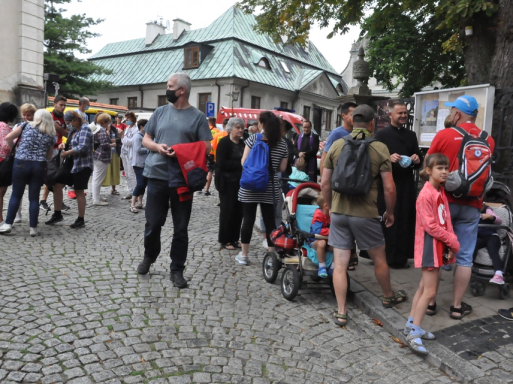 XXXVII Piesza Pielgrzymka Ziemi Sandomierskiej na Jasną Górę już w drodze. Jest inna niż dotychczasowe  [zdjęcia]