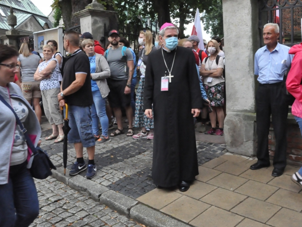 XXXVII Piesza Pielgrzymka Ziemi Sandomierskiej na Jasną Górę już w drodze. Jest inna niż dotychczasowe  [zdjęcia]