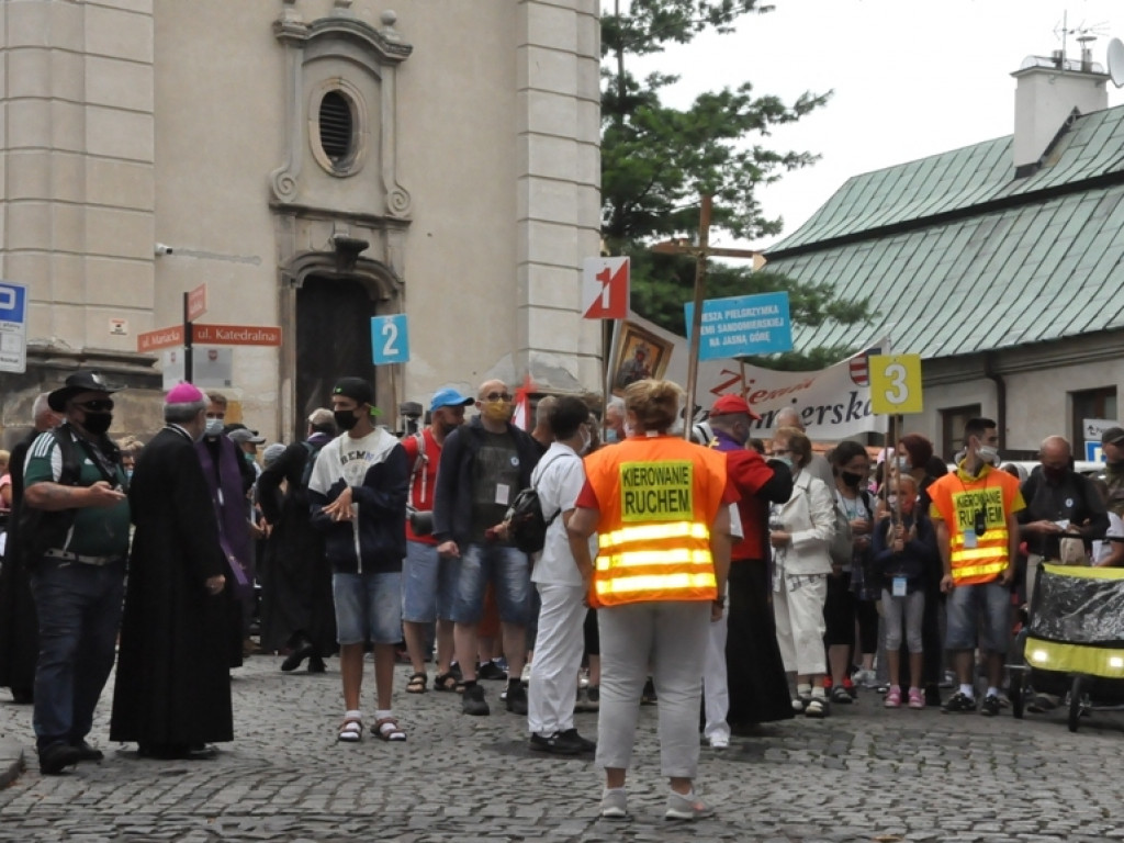 XXXVII Piesza Pielgrzymka Ziemi Sandomierskiej na Jasną Górę już w drodze. Jest inna niż dotychczasowe  [zdjęcia]