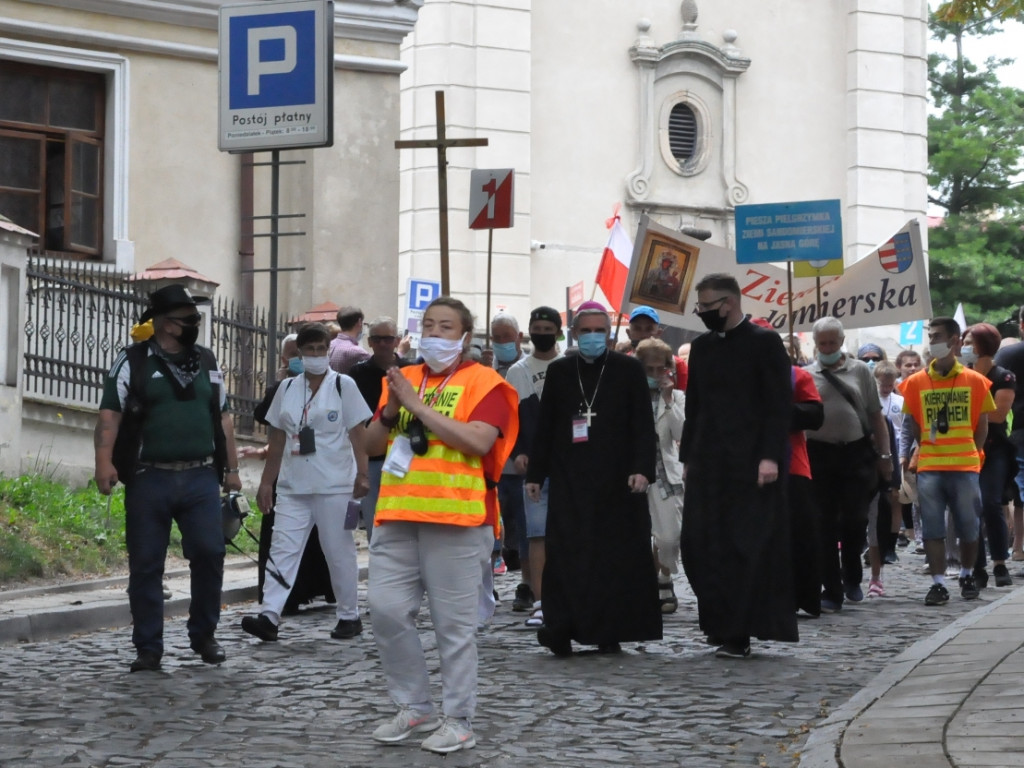 XXXVII Piesza Pielgrzymka Ziemi Sandomierskiej na Jasną Górę już w drodze. Jest inna niż dotychczasowe  [zdjęcia]
