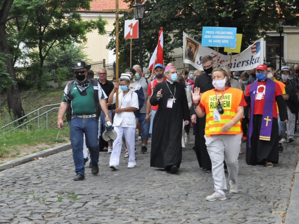 XXXVII Piesza Pielgrzymka Ziemi Sandomierskiej na Jasną Górę już w drodze. Jest inna niż dotychczasowe  [zdjęcia]