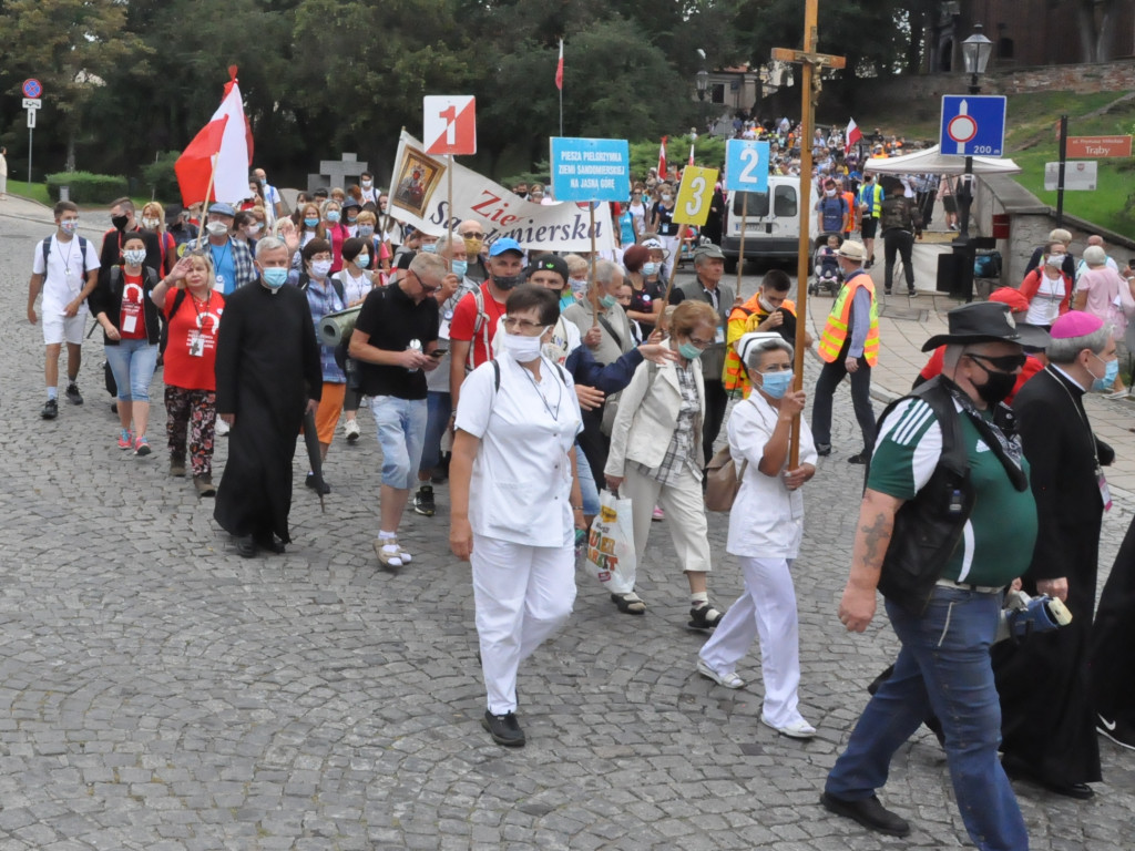 XXXVII Piesza Pielgrzymka Ziemi Sandomierskiej na Jasną Górę już w drodze. Jest inna niż dotychczasowe  [zdjęcia]