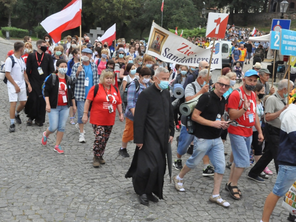 XXXVII Piesza Pielgrzymka Ziemi Sandomierskiej na Jasną Górę już w drodze. Jest inna niż dotychczasowe  [zdjęcia]