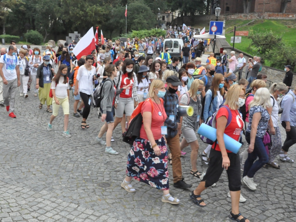 XXXVII Piesza Pielgrzymka Ziemi Sandomierskiej na Jasną Górę już w drodze. Jest inna niż dotychczasowe  [zdjęcia]