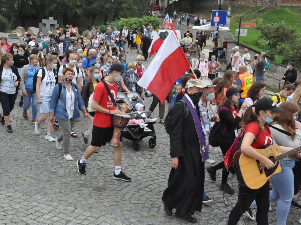 XXXVII Piesza Pielgrzymka Ziemi Sandomierskiej na Jasną Górę już w drodze. Jest inna niż dotychczasowe  [zdjęcia]
