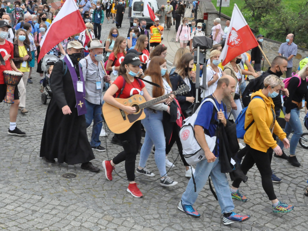 XXXVII Piesza Pielgrzymka Ziemi Sandomierskiej na Jasną Górę już w drodze. Jest inna niż dotychczasowe  [zdjęcia]