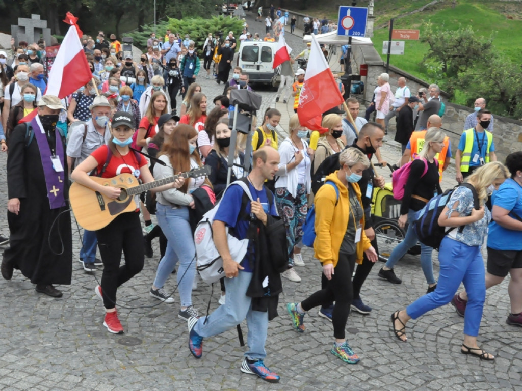 XXXVII Piesza Pielgrzymka Ziemi Sandomierskiej na Jasną Górę już w drodze. Jest inna niż dotychczasowe  [zdjęcia]