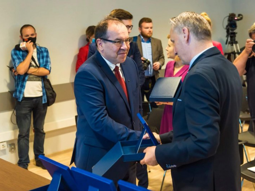 Grupa Enea ufundowała dla kieleckiego laboratorium nowy sprzęt do badań w kierunku koronawirusa